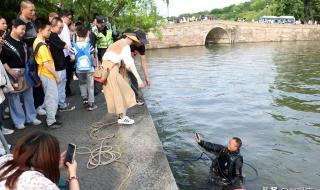 游客玩手机掉西湖 游客玩手机掉西湖